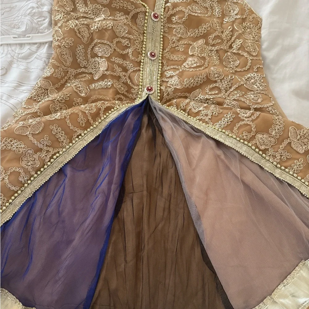 Elegant Embroidered Sleeveless Dress with Dupatta - Picture 11 of 12